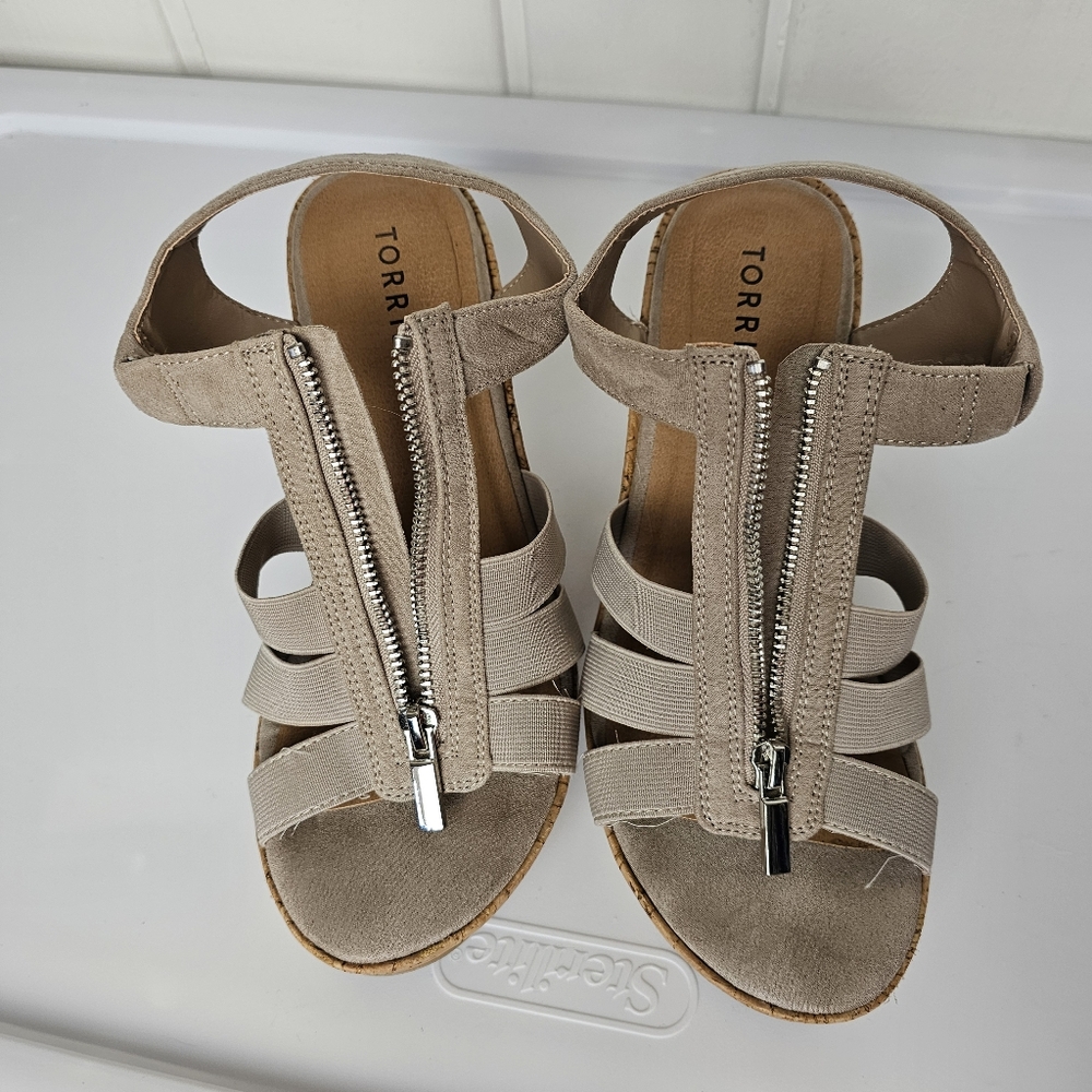 Torrid Plus Size Stretch Front Zip Front Wedge Beige Size 7.5 WW - Picture 6 of 10